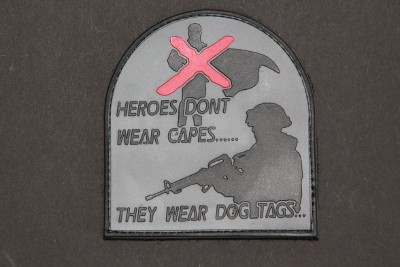 3DRubber Patch:"HEROES DON'T WEAR CAPES" grau Soldat