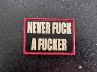3D Rubberpatch "Never fuck a fucker" schwarz, matt-weiß, rot 3D Rubberpatch "Never fuck a fucker" schwarz, matt-weiß, rot