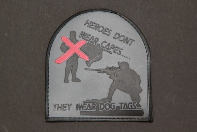 3DRubber Patch:"HEROES DON'T WEAR CAPES" grau Scharfschütze