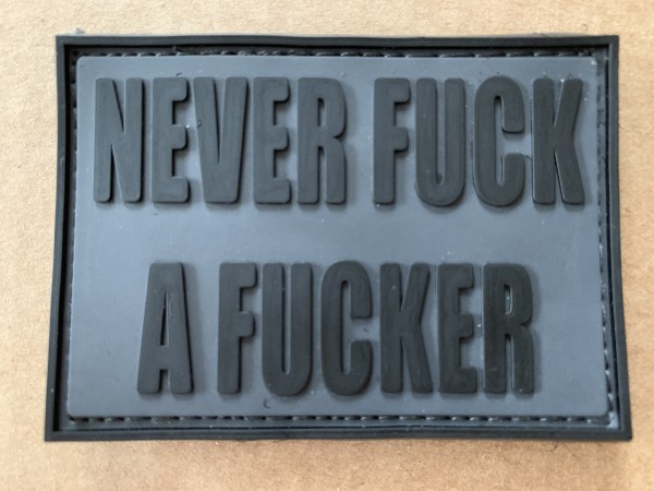 3D Rubberpatch: "NEVER FUCK A FUCKER" schwarz