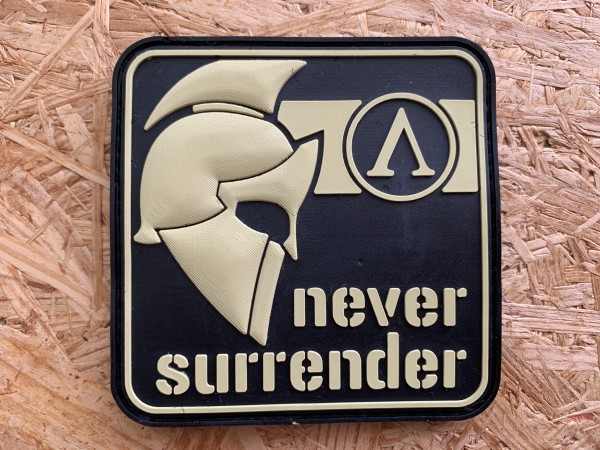 3D Rubberpatch: "NEVER SURRENDER" desert-brown