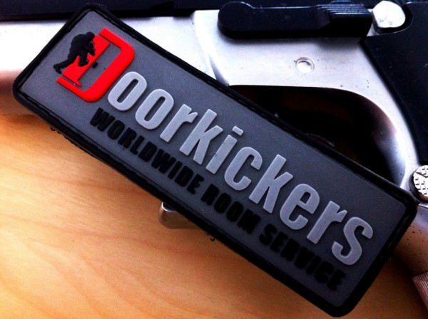 3D Rubber MORALE PATCH:"DOORKICKERS CREW" schmal, nightcamo