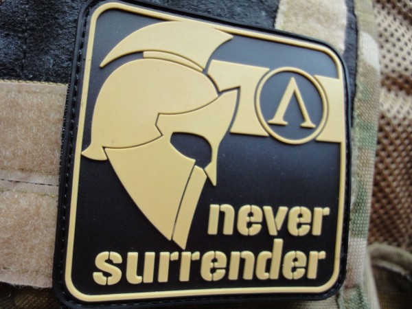 3D Rubberpatch:"NEVER SURRENDER" desert-brown