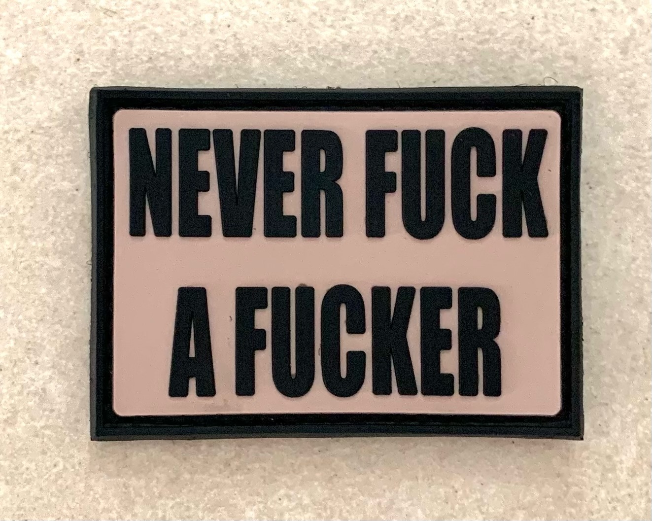 3D Rubberpatch: "NEVER FUCK A FUCKER" Desert – Bild 3