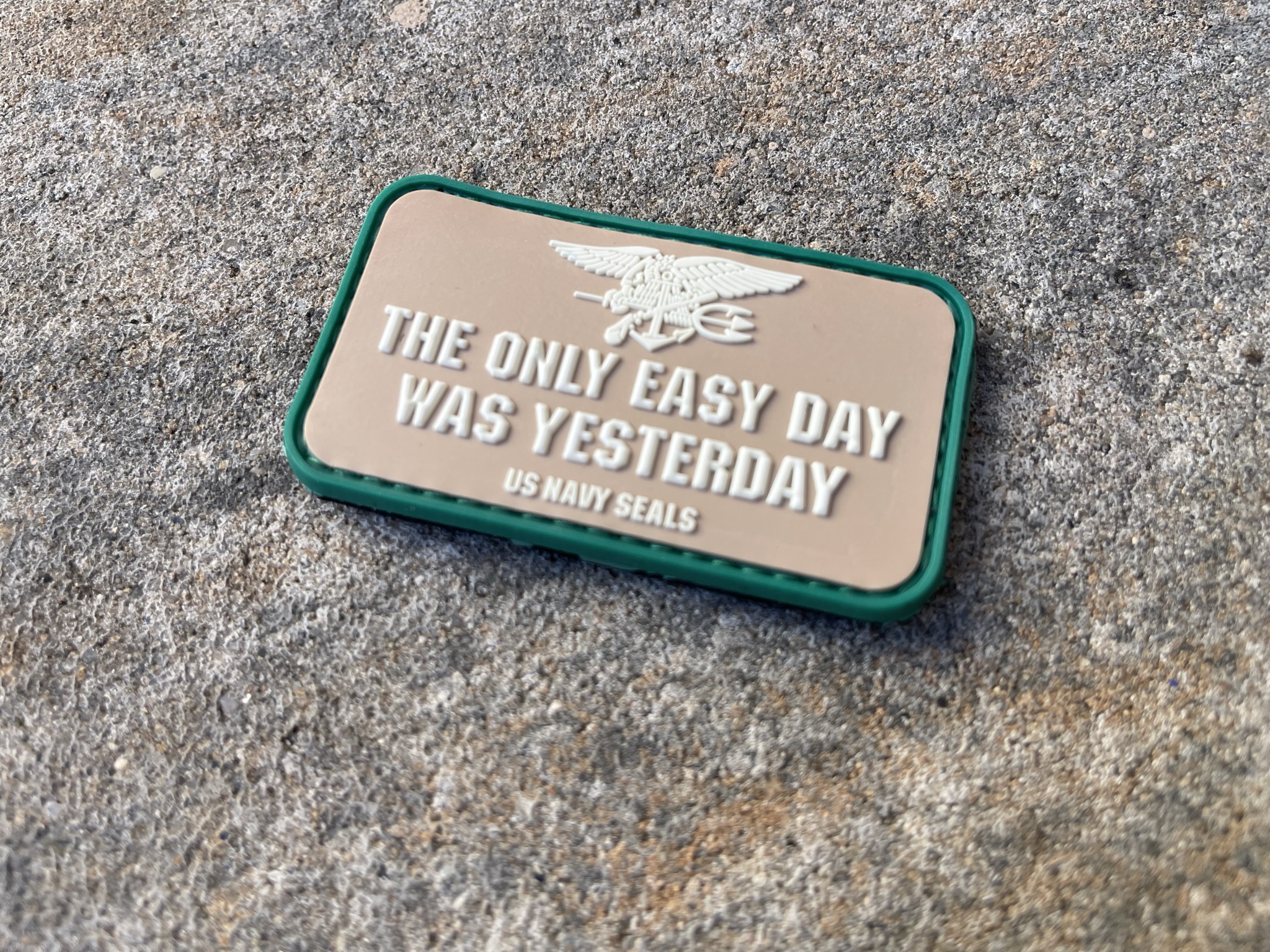 3D Rubberpatch "THE ONLY EASY DAY WAS YESTERDAY" beige – Bild 2