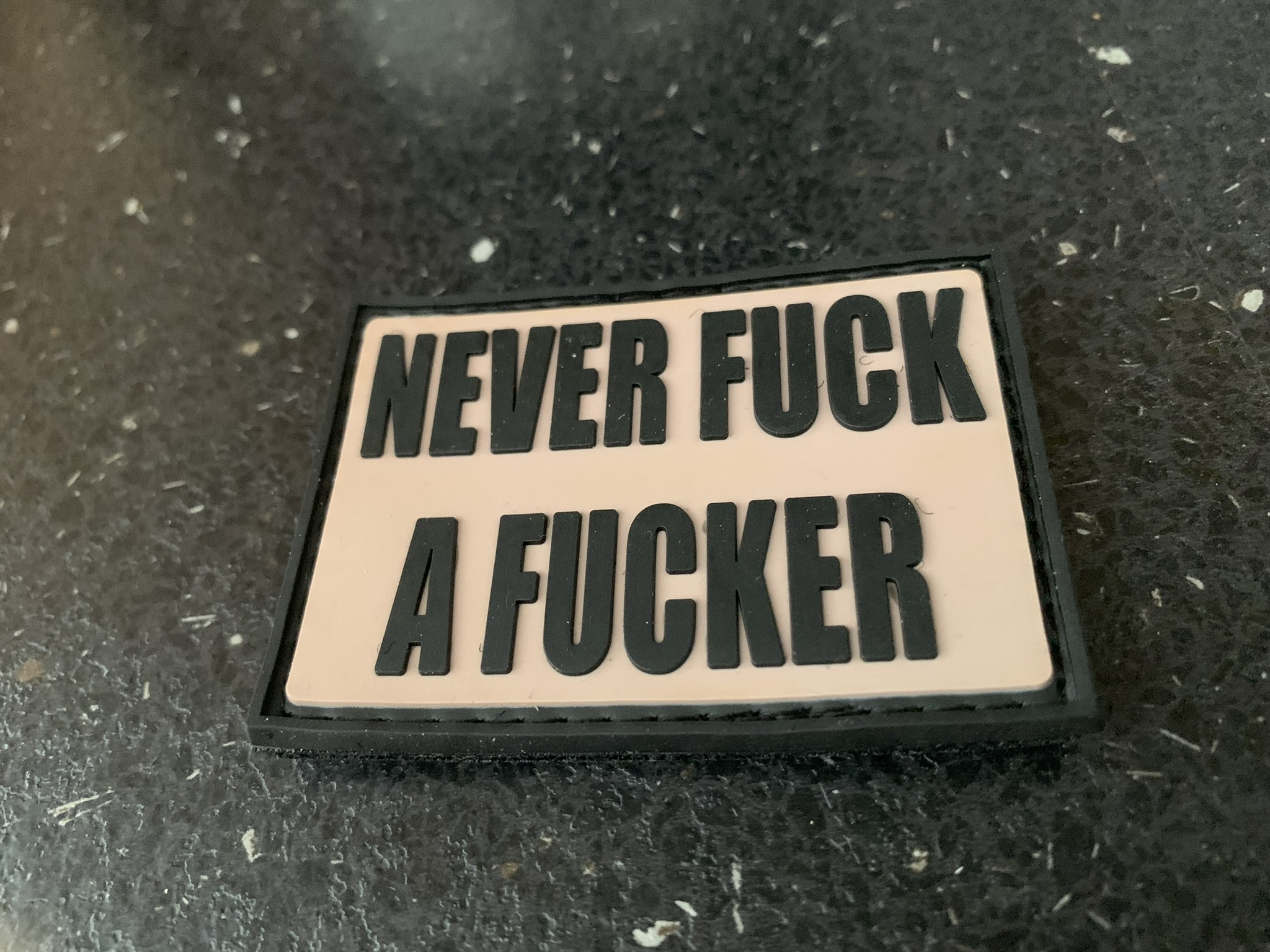 3D Rubberpatch: "NEVER FUCK A FUCKER" Desert – Bild 2