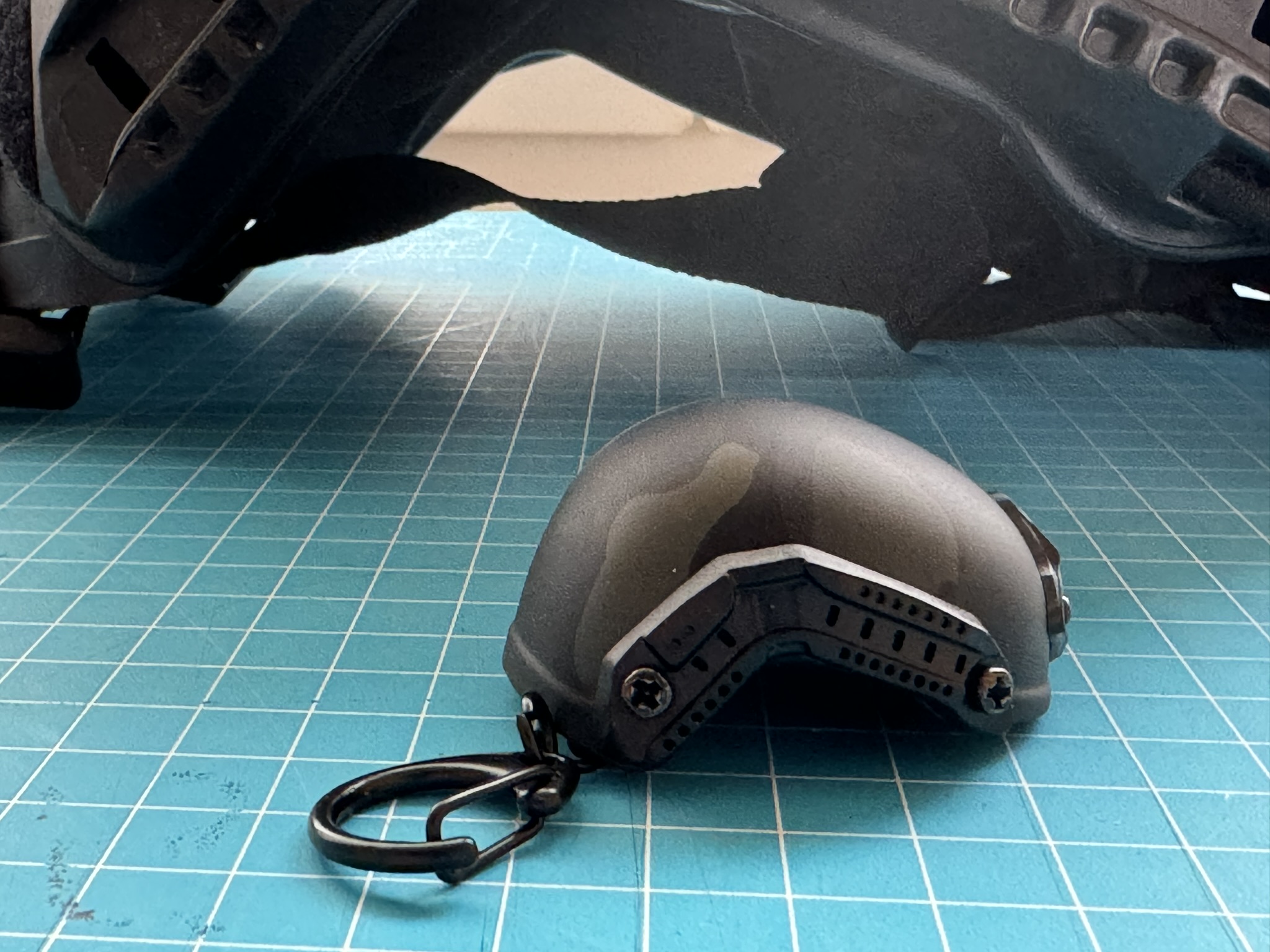 CHARM: "HELM" Flaschenöffner Nachtcamo – Bild 2