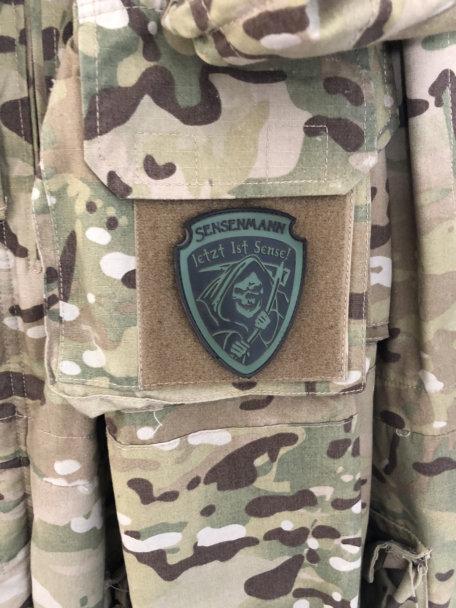3D Rubberpatch: "SENSENMANN", in dunklem Oliv – Bild 2