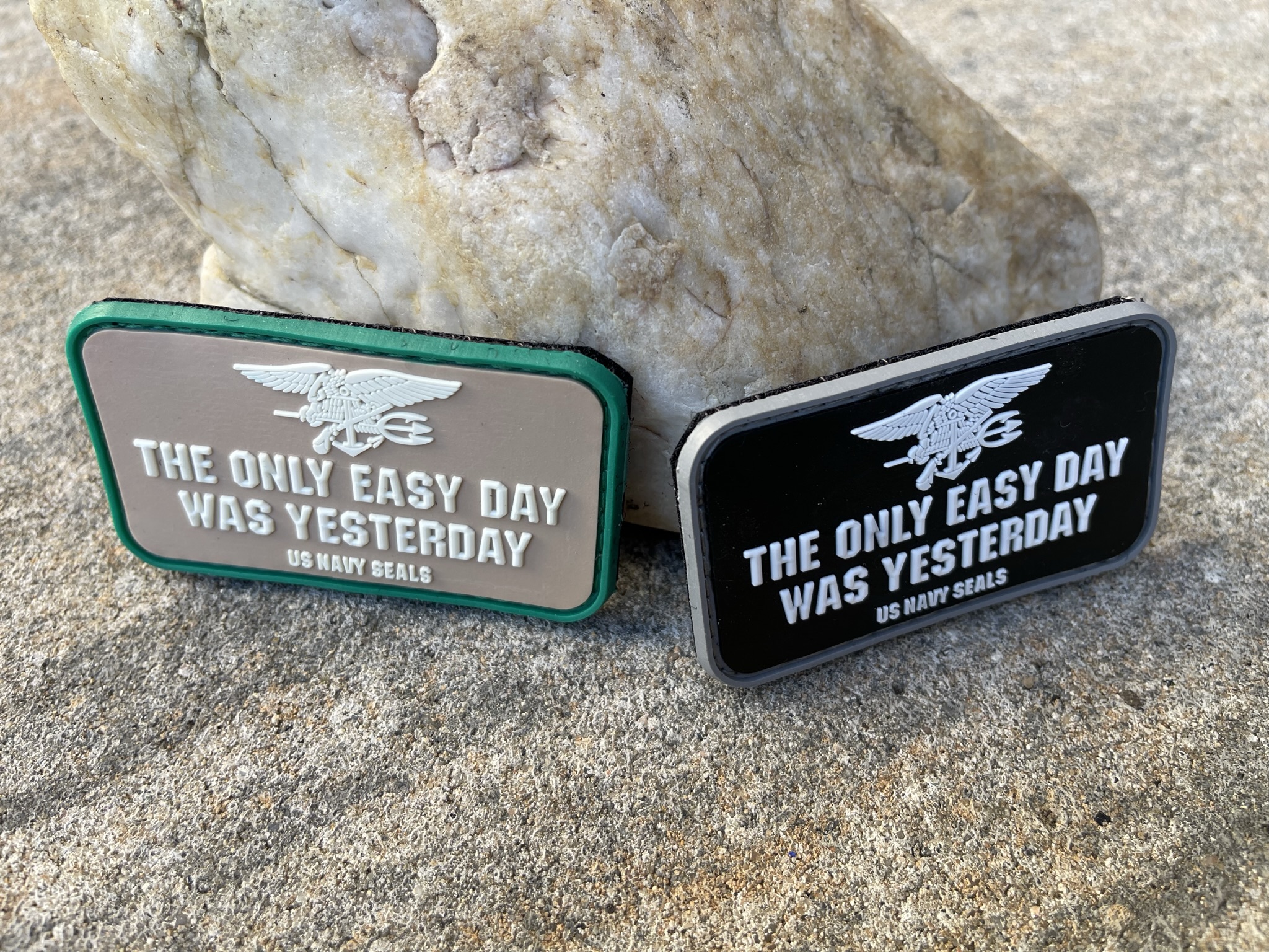 3D Rubberpatch "THE ONLY EASY DAY WAS YESTERDAY" beige – Bild 3