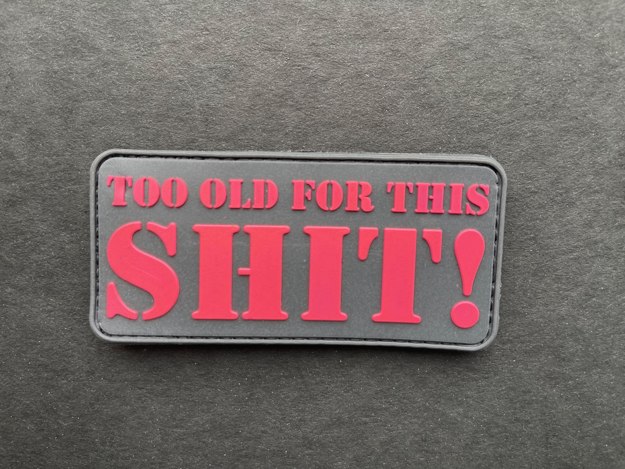 Morale Patch: "TOO OLD FOR THIS SHIT!" pink/rot – Bild 2